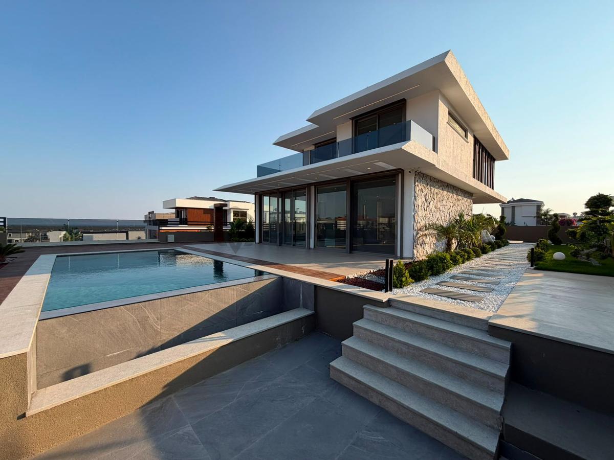 Didim Efeler Mahallesinde Satılık 4+1 Havuzlu Lüks Villa