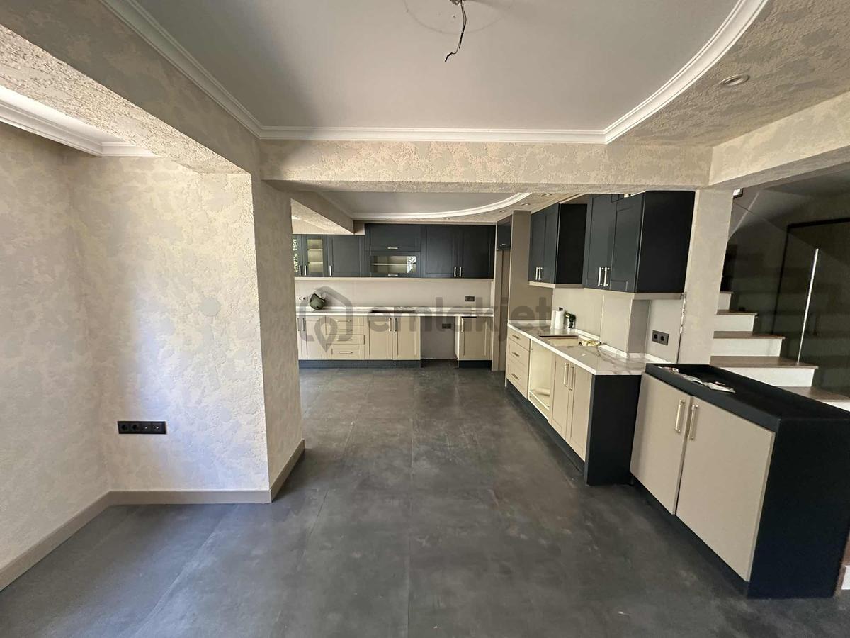 Çamlık'ta Mükemmel Konumda B+3 Kat Kiralık Villa - 10