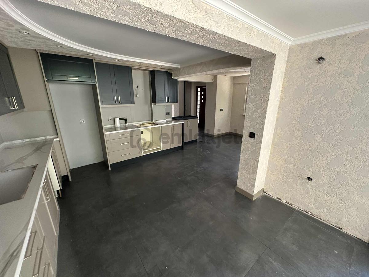Çamlık'ta Mükemmel Konumda B+3 Kat Kiralık Villa - 11