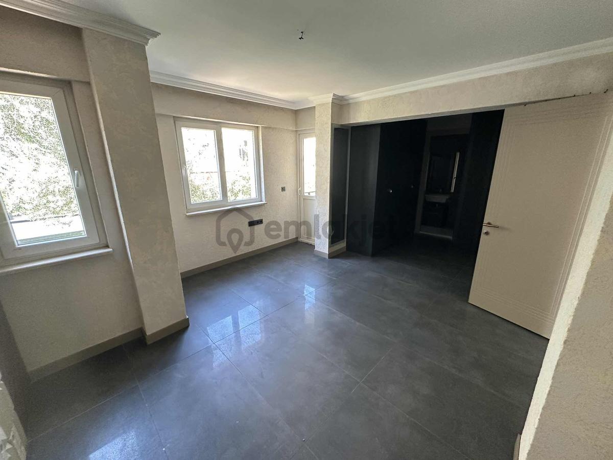 Çamlık'ta Mükemmel Konumda B+3 Kat Kiralık Villa - 34
