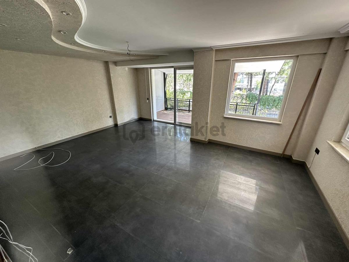 Çamlık'ta Mükemmel Konumda B+3 Kat Kiralık Villa - 5