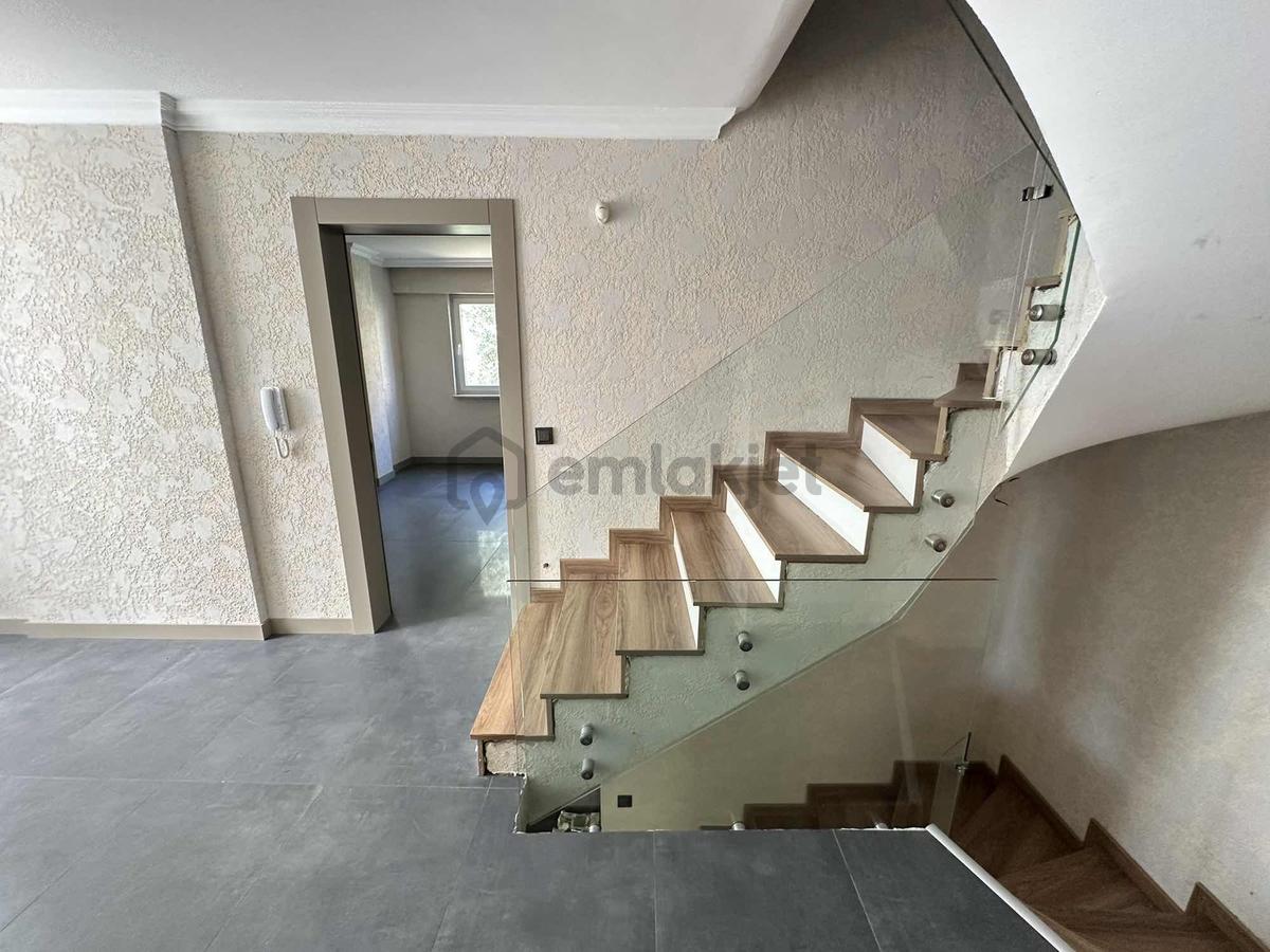 Çamlık'ta Mükemmel Konumda B+3 Kat Kiralık Villa - 20