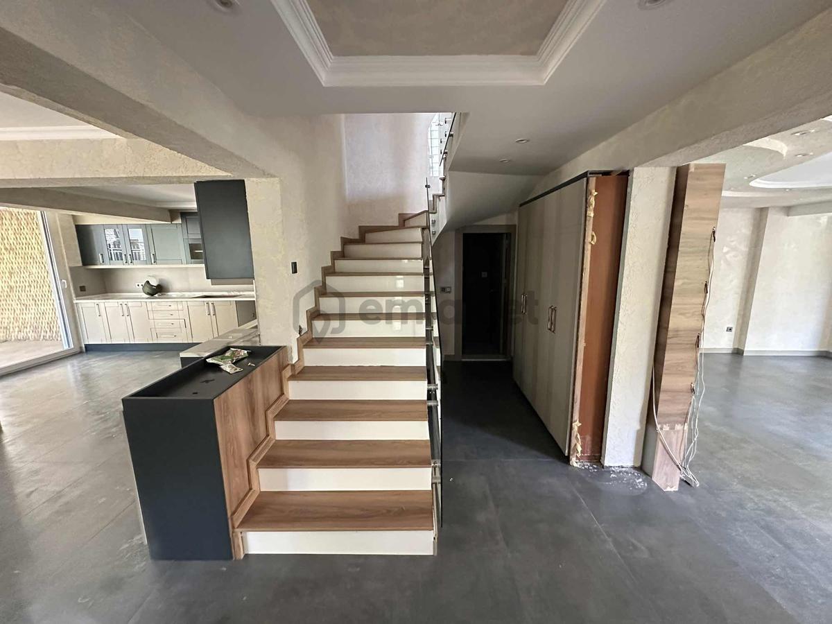 Çamlık'ta Mükemmel Konumda B+3 Kat Kiralık Villa - 32