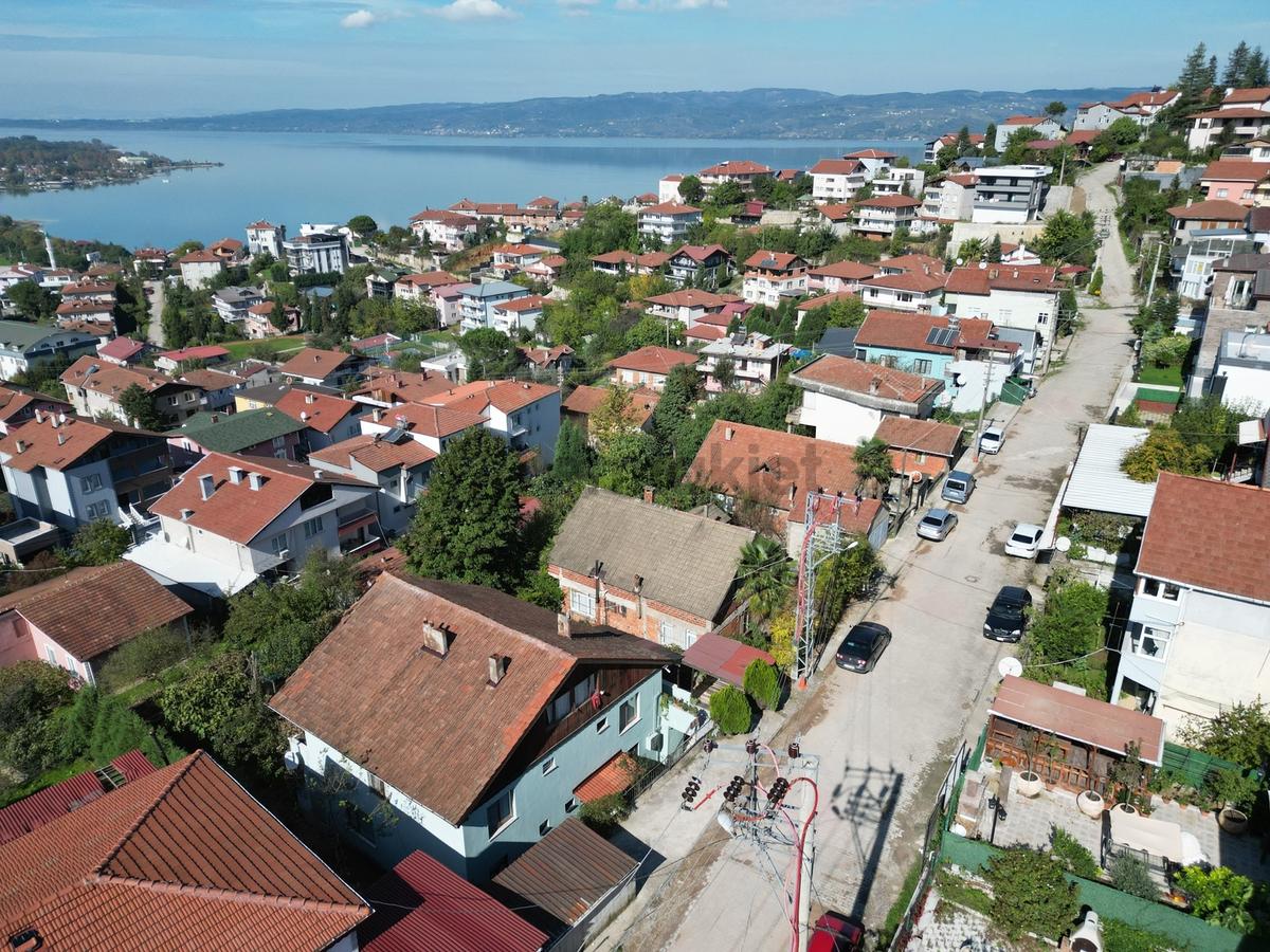 Satılık Göl Manzaralı E.müstakil Ev Ve 577 M2 İmarlı Arsa - 14
