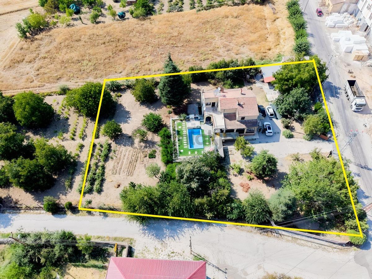 Akçakiraz'da 3 Katlı Yazlık Ev Ve Arsası