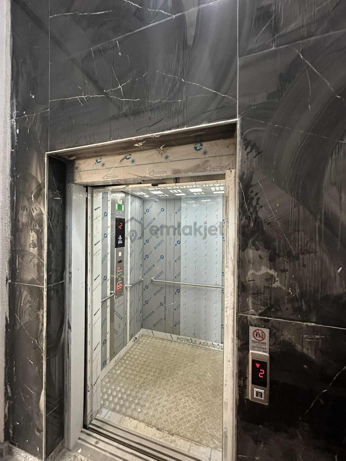 Sultanbeyli'de Ana Caddede Kiralık Plaza Katı - 11