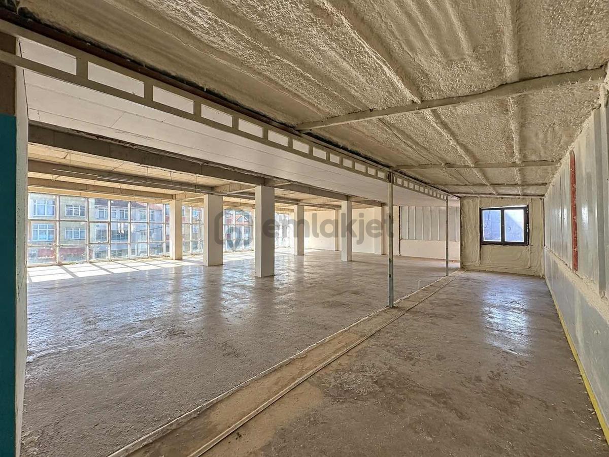 Sultanbeyli'de Ana Caddede Kiralık Plaza Katı - 2