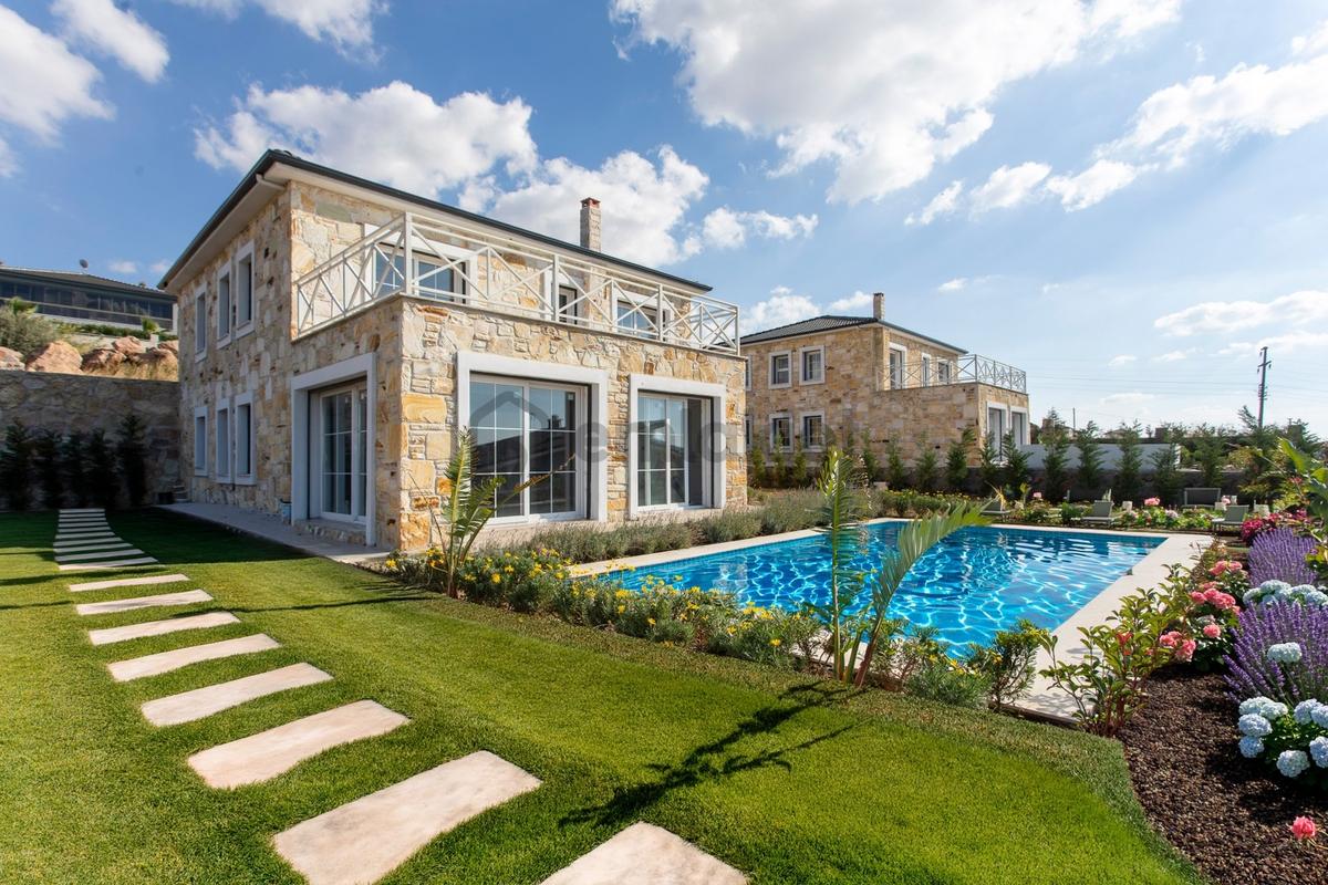 Foçaköy'de Satılık 5+1 Tam Müstakil Havuzlu Villa