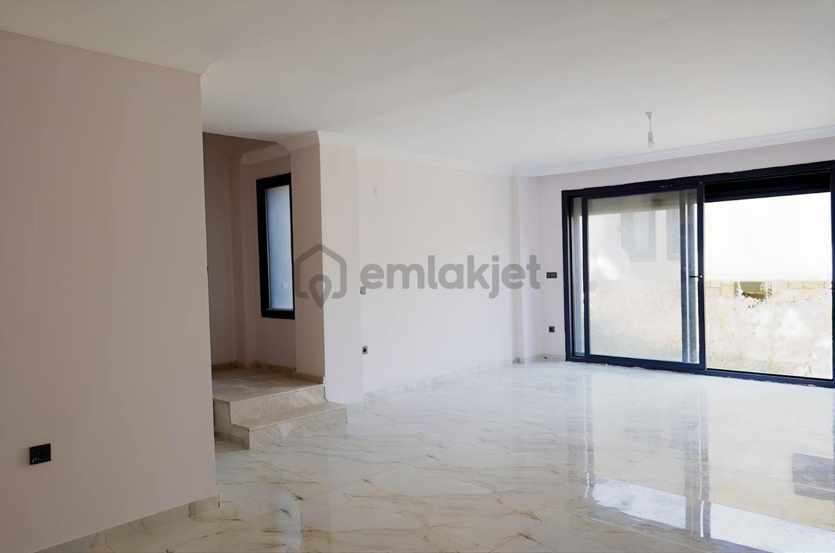 Karaburun'da Sahile 400 M Mesafede, Deniz Manzaralı Villa - 11