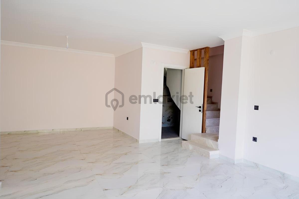Karaburun'da Sahile 400 M Mesafede, Deniz Manzaralı Villa - 9