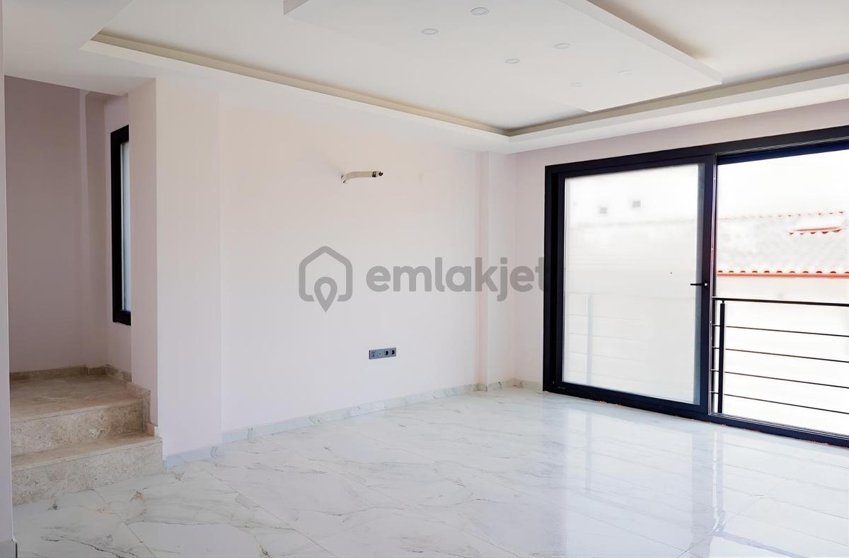 Karaburun'da Sahile 400 M Mesafede, Deniz Manzaralı Villa - 10