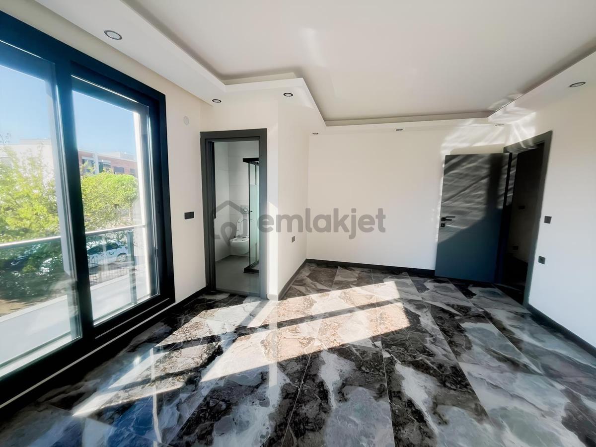 Müstakil Havuzlu Geniş Bahçeli 4+1 Satılık Villa - 27
