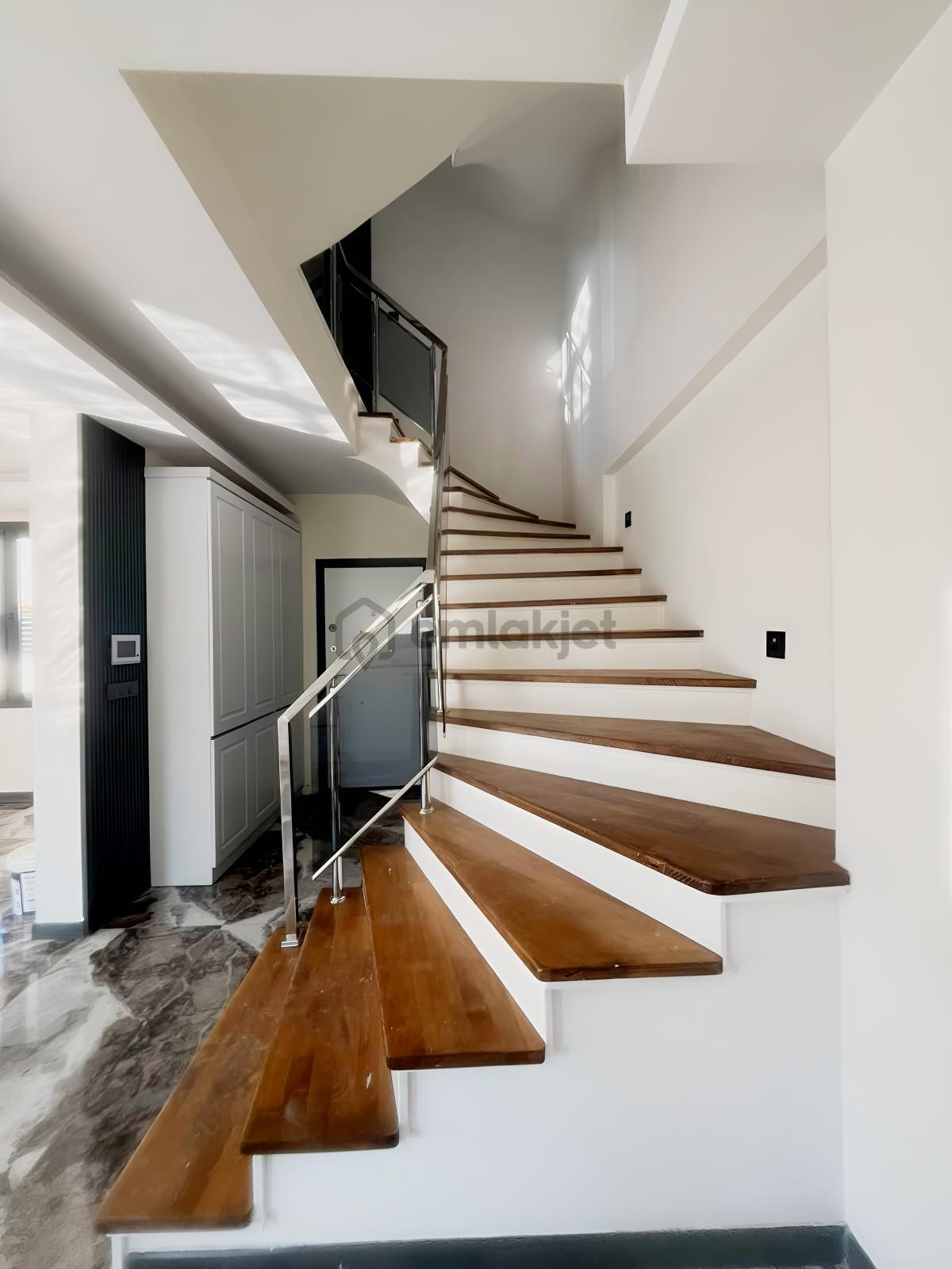 Müstakil Havuzlu Geniş Bahçeli 4+1 Satılık Villa - 23