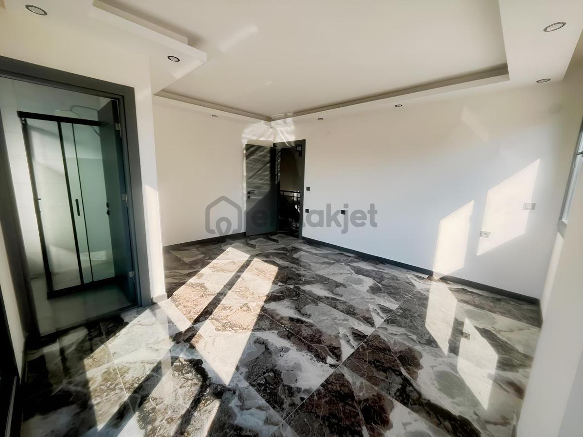 Müstakil Havuzlu Geniş Bahçeli 4+1 Satılık Villa - 25
