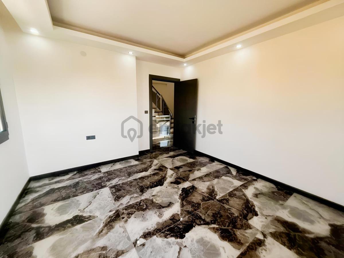 Müstakil Havuzlu Geniş Bahçeli 4+1 Satılık Villa - 34