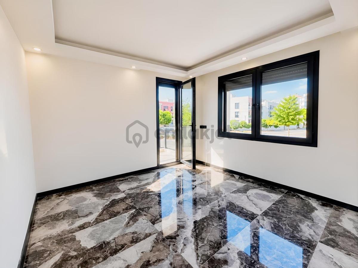 Müstakil Havuzlu Geniş Bahçeli 4+1 Satılık Villa - 5