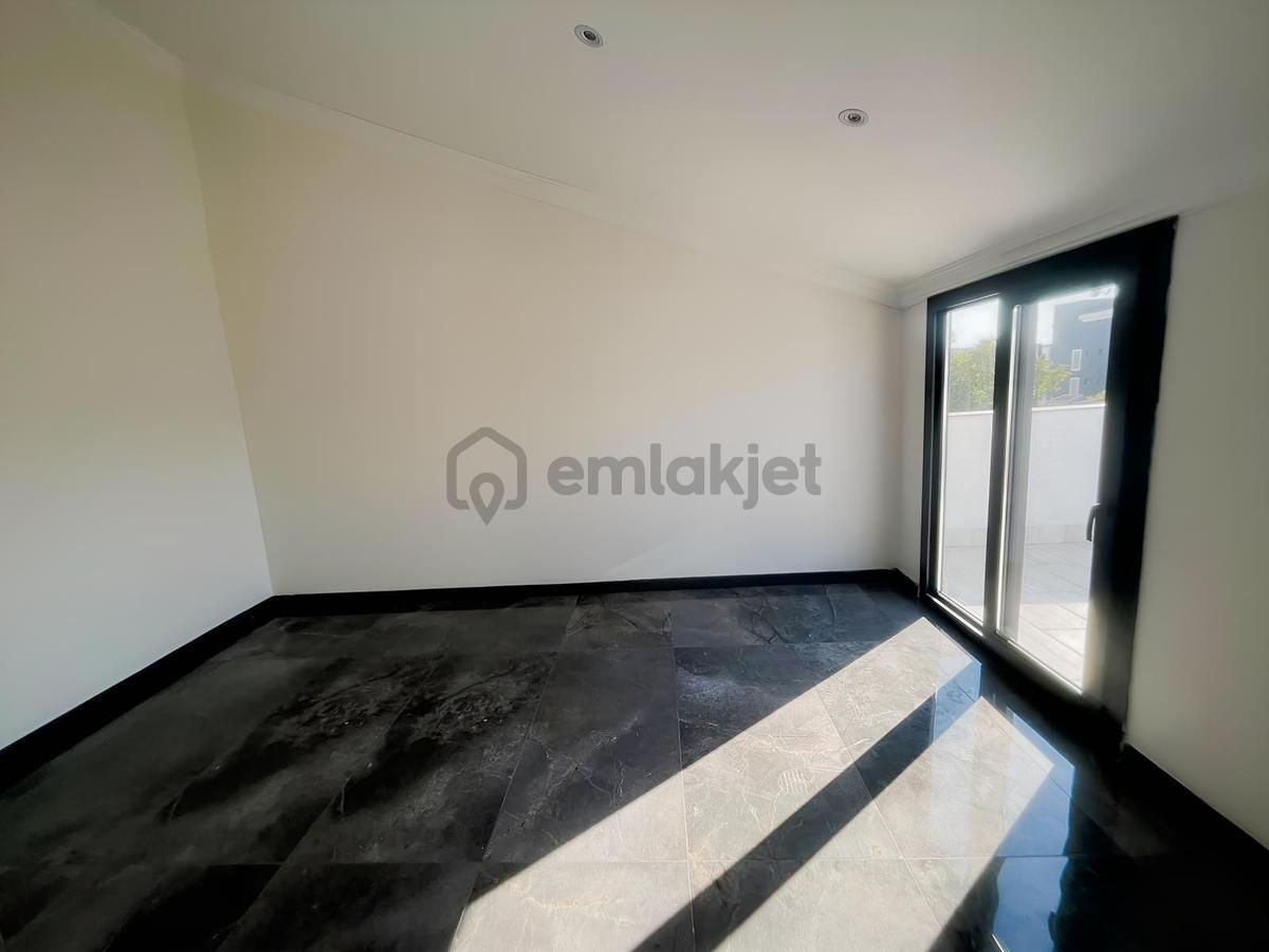 Müstakil Havuzlu Geniş Bahçeli 4+1 Satılık Villa - 20