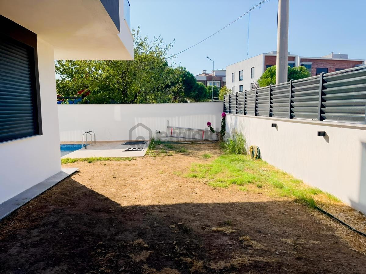 Müstakil Havuzlu Geniş Bahçeli 4+1 Satılık Villa - 10