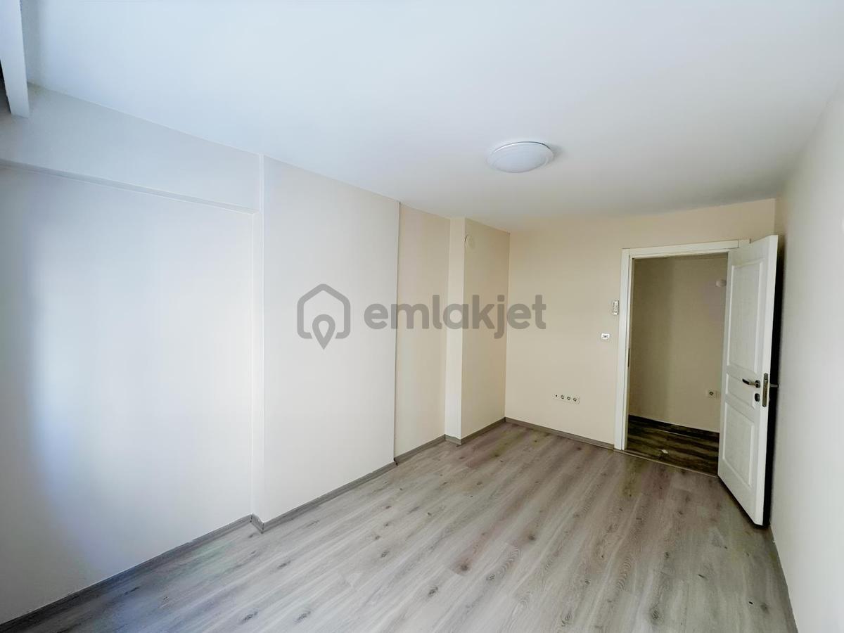 Demirköprü'de Merkezi Konumda, Tadilatlı Satılık 3+1 Daire - 23