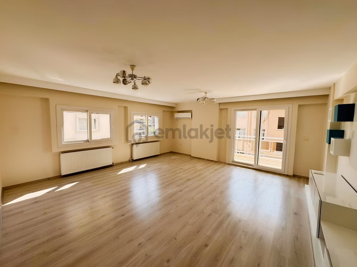 Demirköprü'de Merkezi Konumda, Tadilatlı Satılık 3+1 Daire