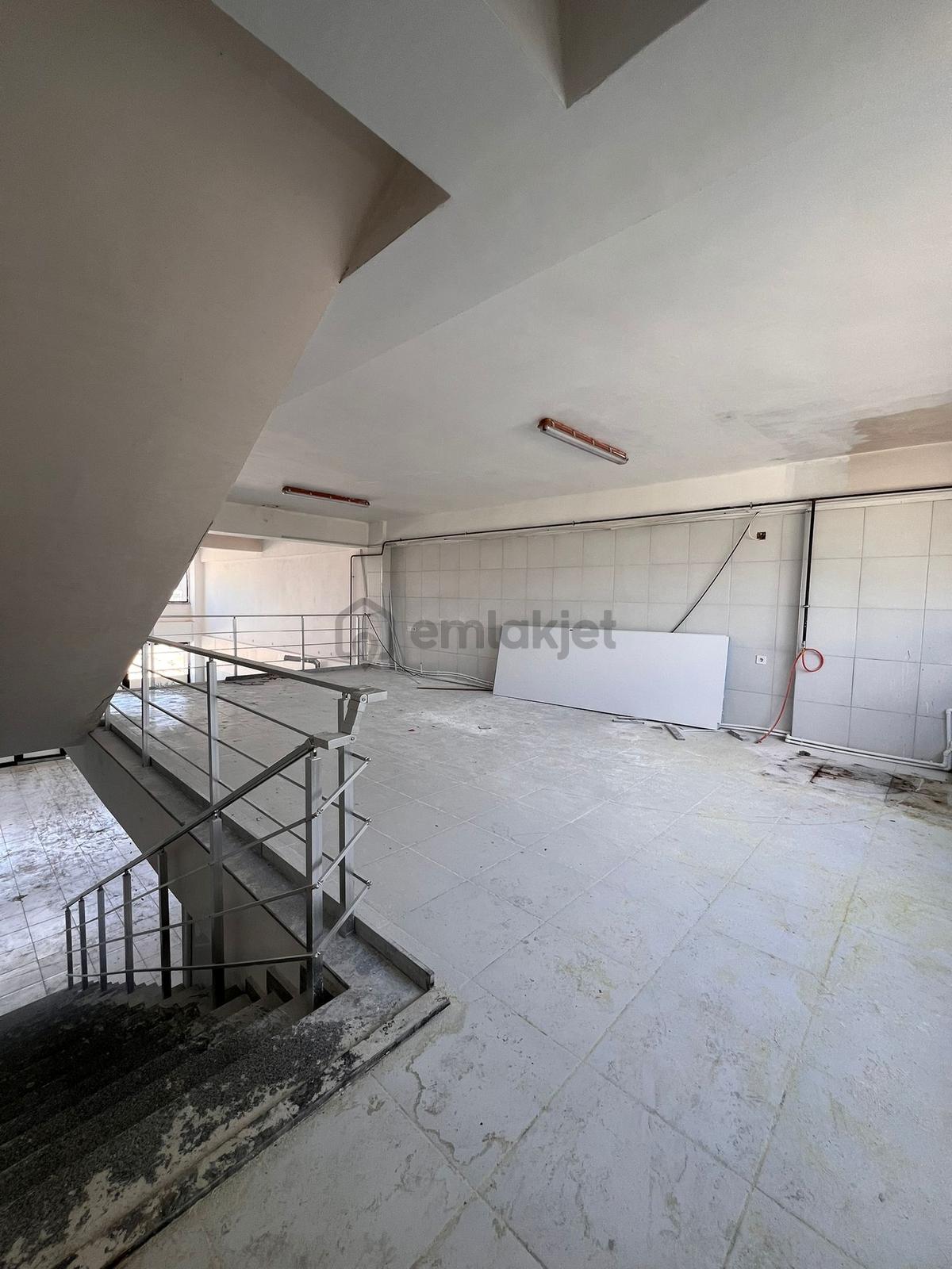 Kamyon Garajı Yanında Satılık 300 M² Çift Cephe Dükkan - 13