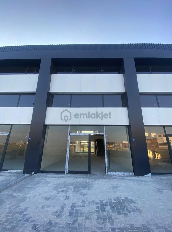 Kamyon Garajı Yanında Satılık 300 M² Çift Cephe Dükkan