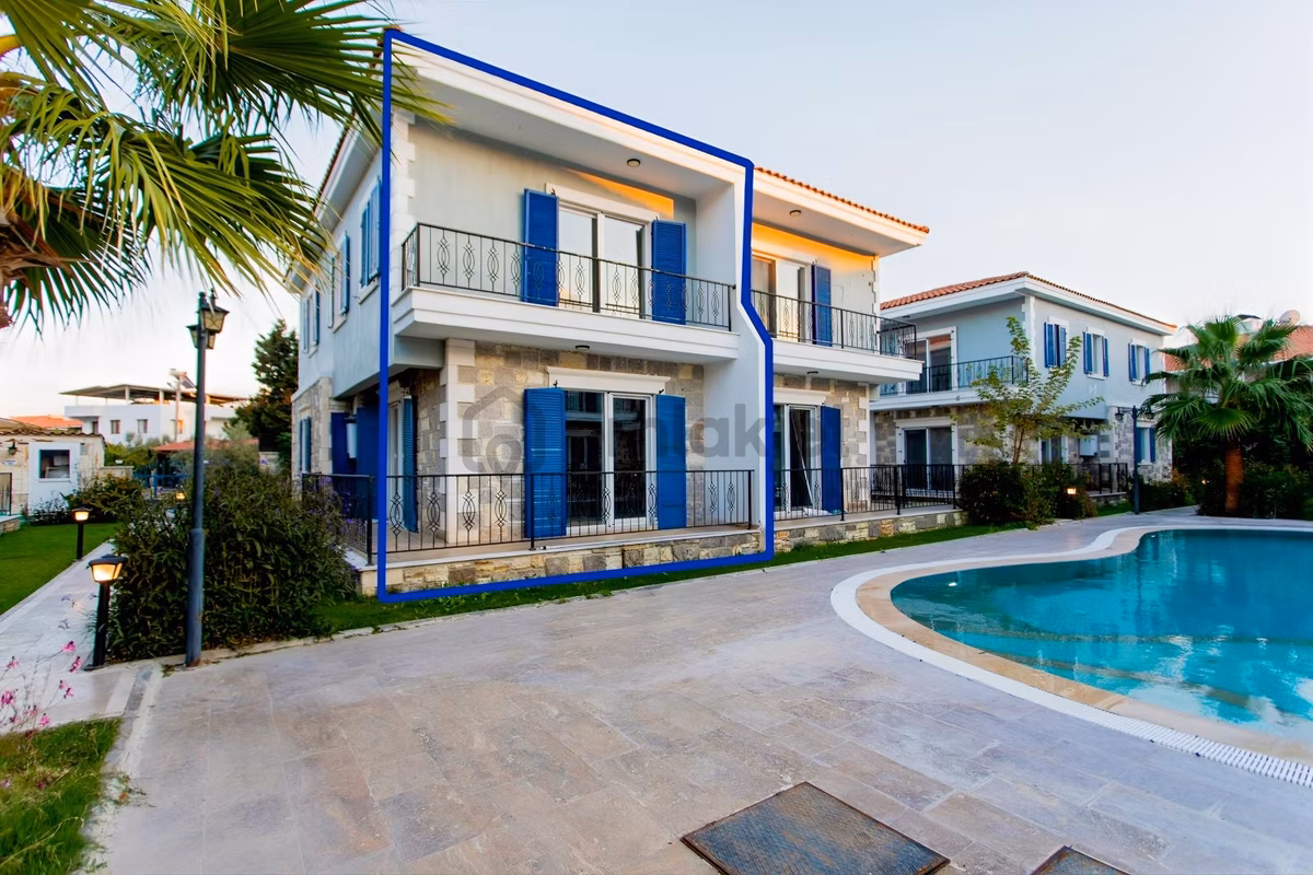 Foça Hacıveli Mah. Havuzlu Site İçerisinde Satılık 3+1 Villa - 18