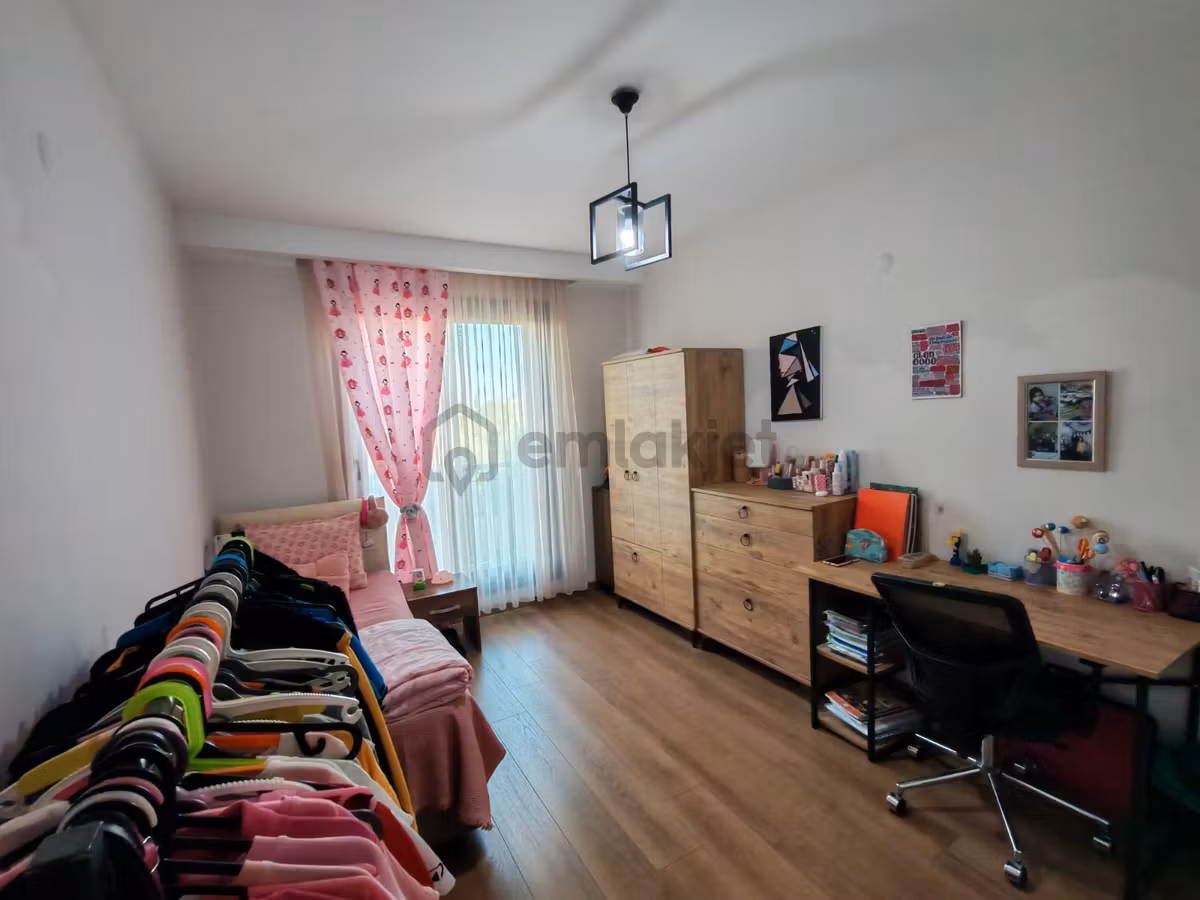 Menderes'de Bahçeli Geniş Konforlu Harika Tripleks Villa - 18