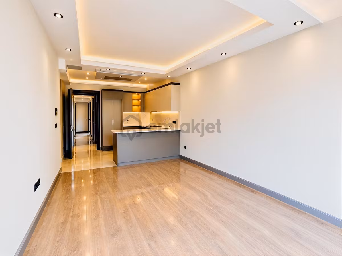 Cadde Üzrinde Ev Ve Ofis Kullanımına Uygun Kiralık 1+1 Daire