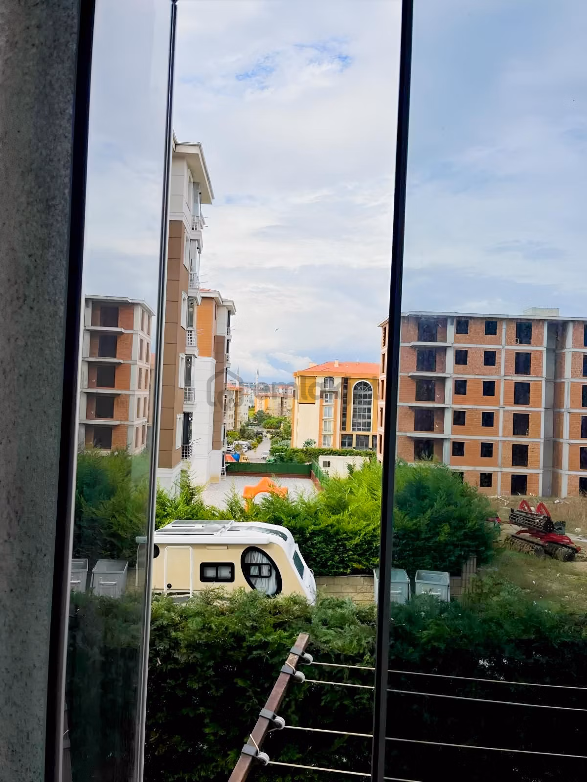 Ferah Evler Sitesinde 3+1 Ebeveyn Banyolu Otoparklı Daire - 2