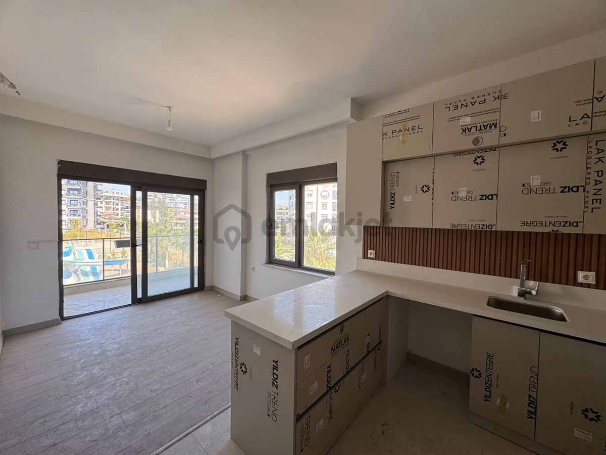 Alanya Avsallarda Havuz Manzaralı 1+1 Satılık Daire - 2