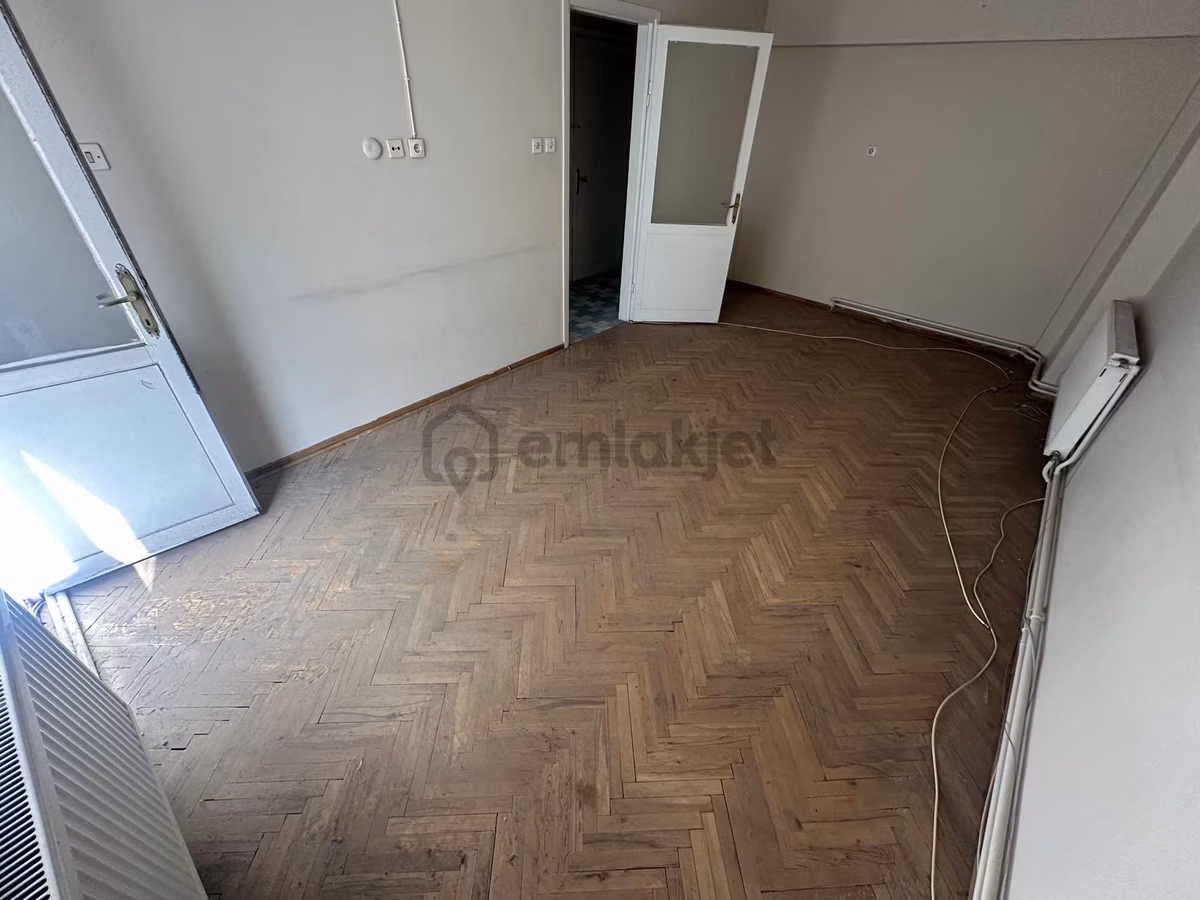 Üçyol Meydanın'da Satılık 2+1 Kapalı Mutfak Daire - 4