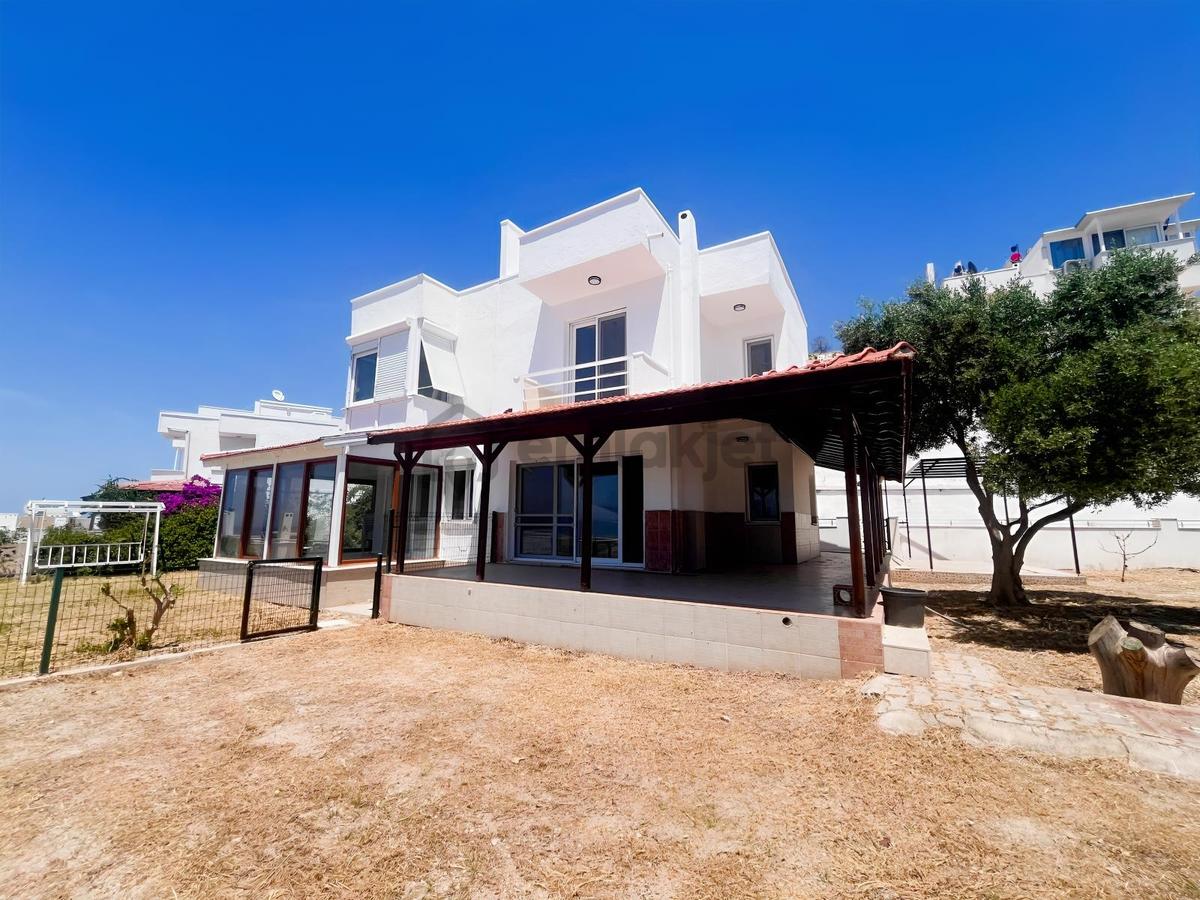 Çeşme Çiftlikköy'de Her Kattan Deniz Manzaralı Satılık Villa