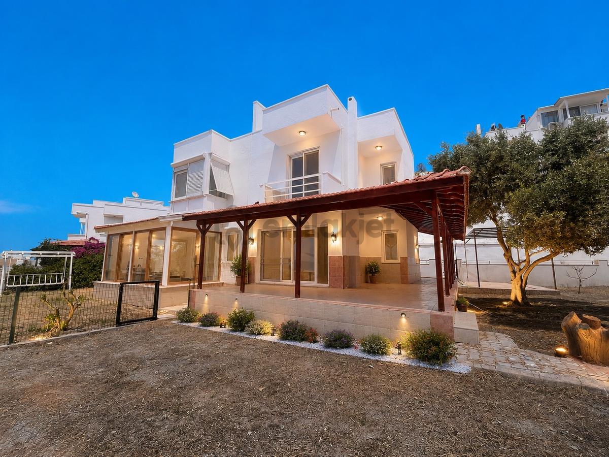 Çeşme Çiftlikköy'de Her Kattan Deniz Manzaralı Satılık Villa - 27