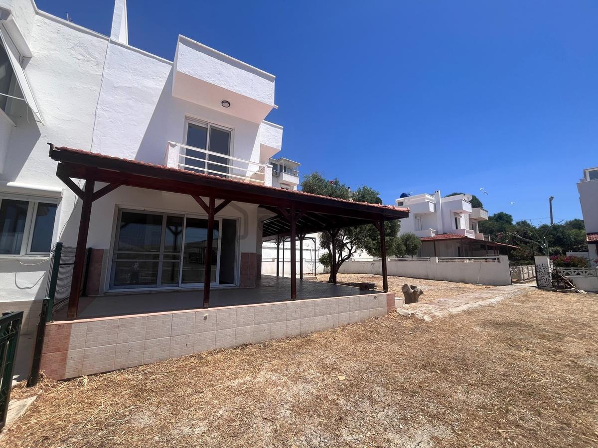 Çeşme Çiftlikköy'de Her Kattan Deniz Manzaralı Satılık Villa - 2