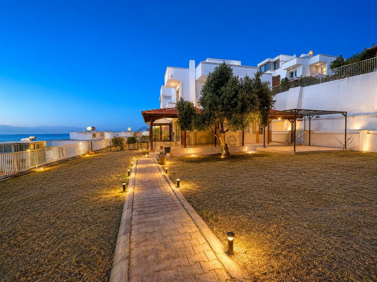 Çeşme Çiftlikköy'de Her Kattan Deniz Manzaralı Satılık Villa - 28