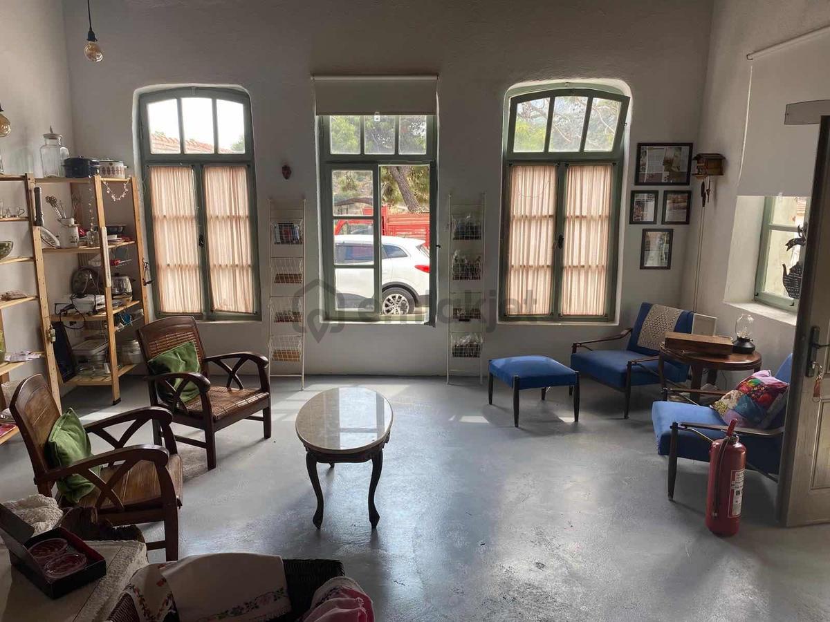 Karaburun Merkezde Kiralık İşyeri - 2