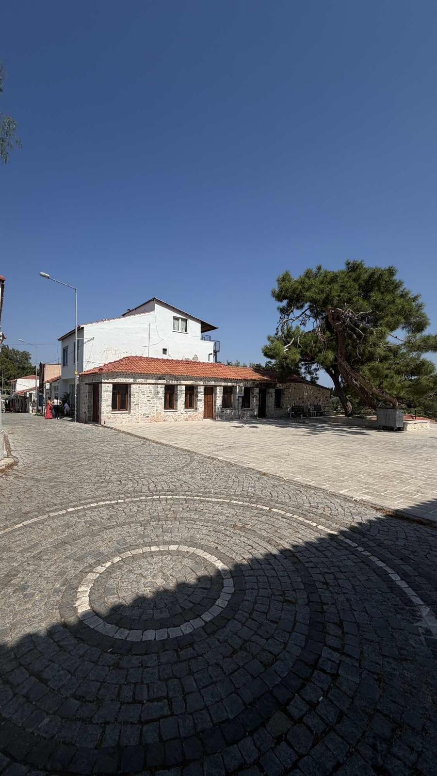 Karaburun Merkezde Kiralık İşyeri - 15