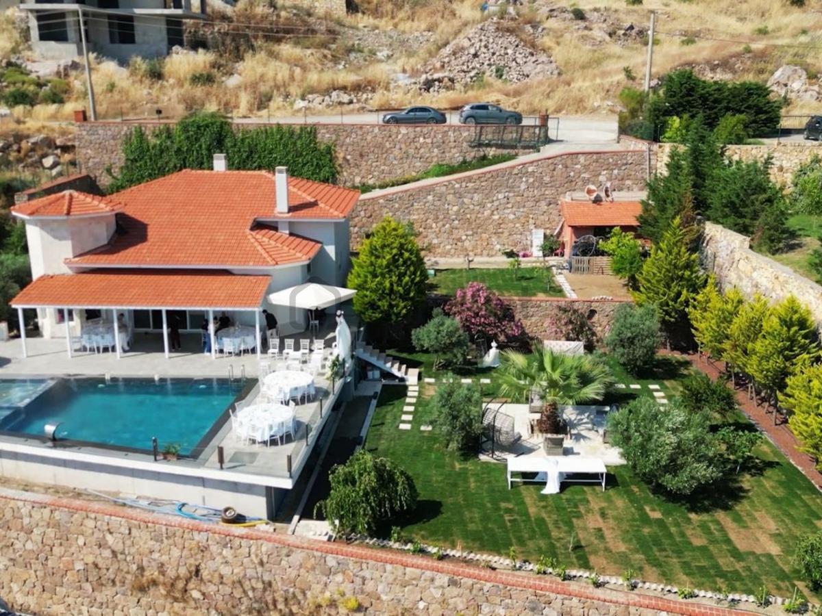 Foçaköy'de Muhteşem Deniz Manzaralı Geniş Arsalı 3+1 Villa - 34