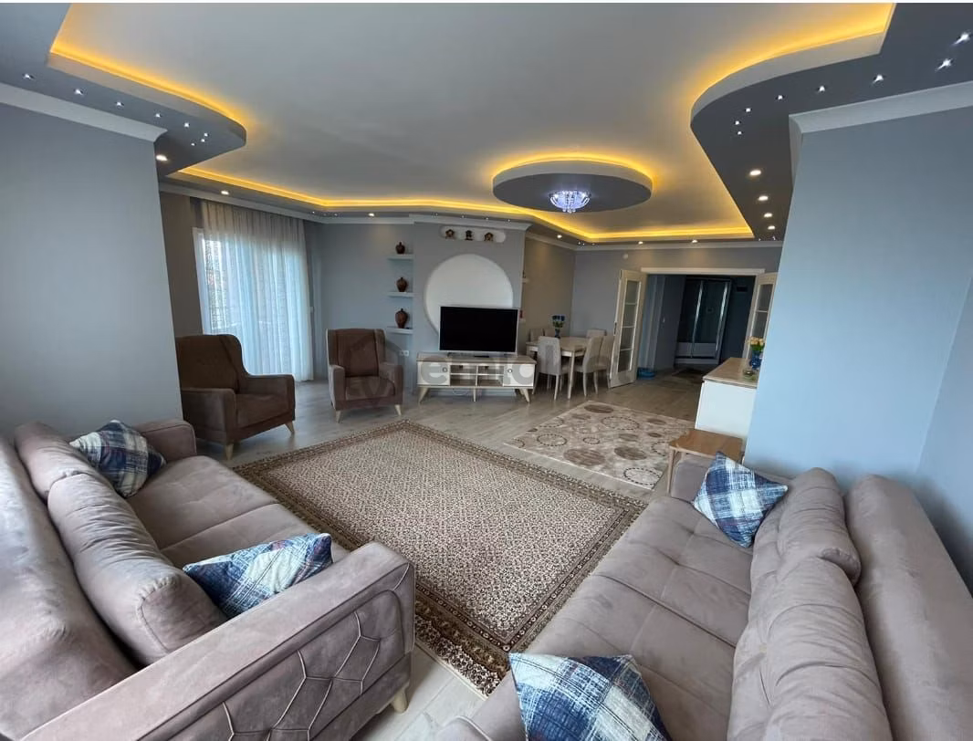 Ceyhun Sitesinde Satılık 165 Metrekare 3+1 Denize Sıfır Dekorlu 3.kat Daire