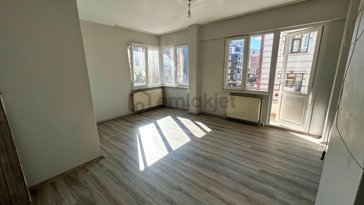 Uzmanlar'dan Çiftlik Caddesi Bakımlı Satılık 3+1 Daire