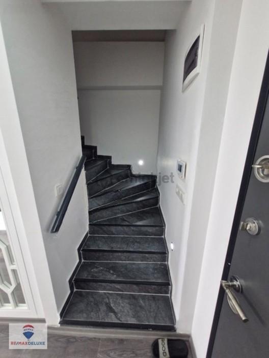 Başiskele'de Teraslı Manzaralı Eşyalı Kiralık 1+1 Dubleks Daire - 11