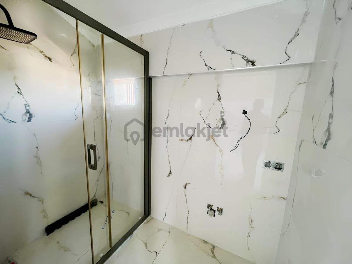 Sarımeşede Geniş Bahçeli Ebeveyn Banyolu Satılık 4+1 Köşe Villa - 31
