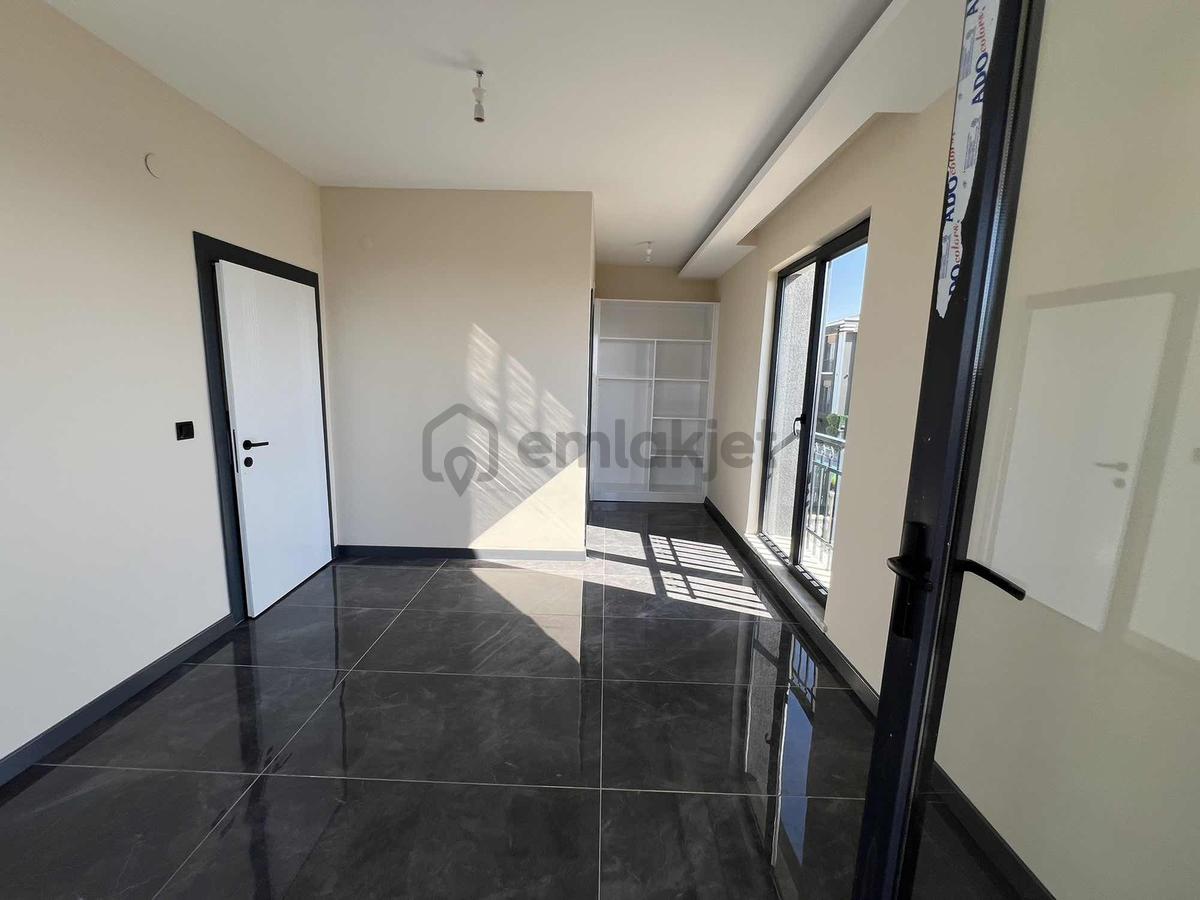 Cumhuriyet Mahallesinde Site İçinde Müstakil Villa - 27