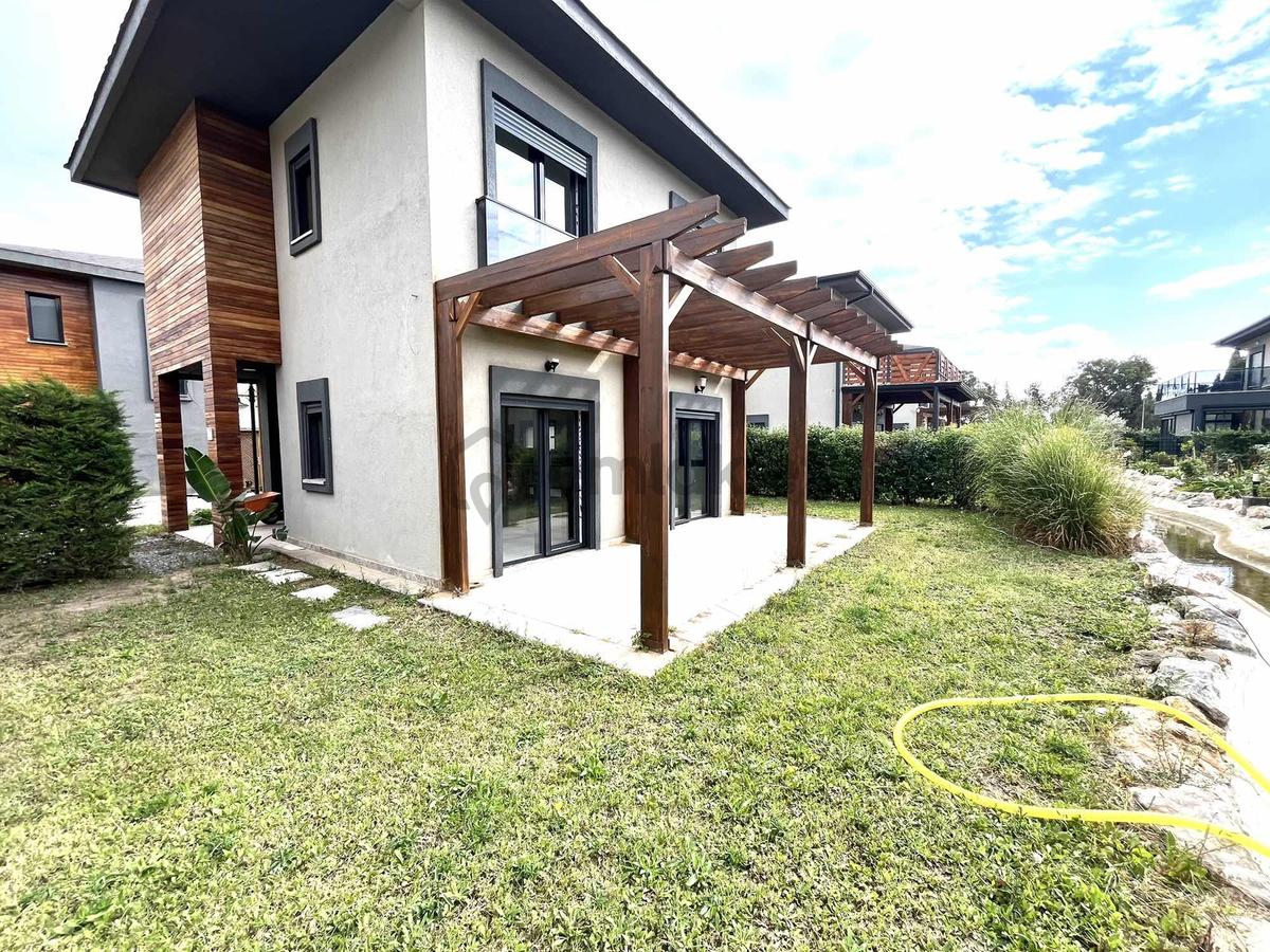 Cumhuriyet Te Tek Müstakil Bahçeli 3+1 Villa - 3