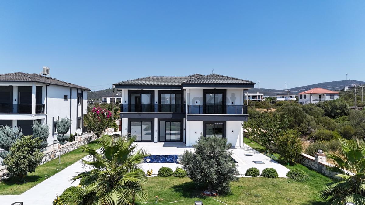 Gerçek Bir Villa 700 M2 Arsa İçinde Bahçeli Havuzlu - 2