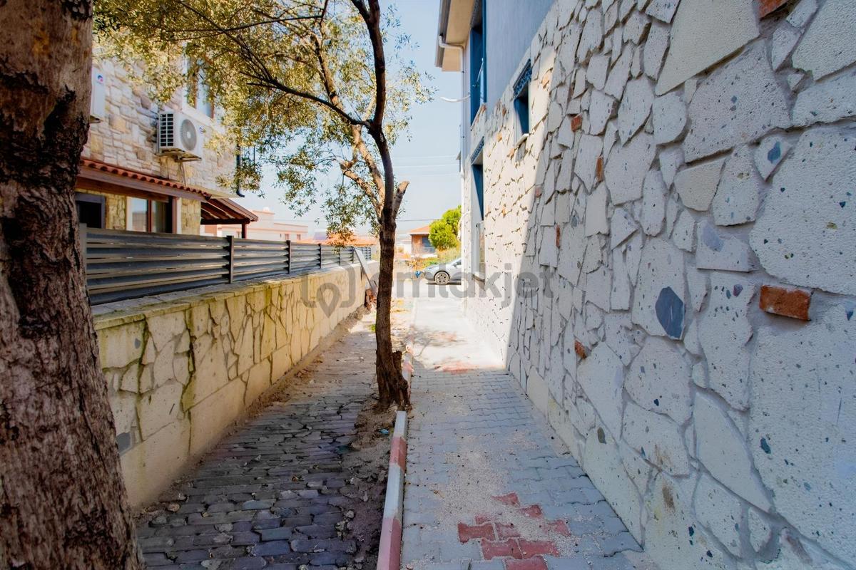 Foça Kazım Dirik Mah. Merkezi Konumda Satılık 1+1 Daire - 24