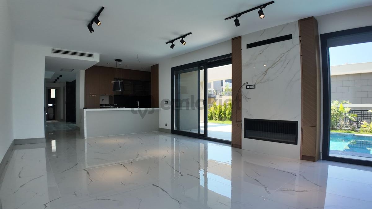 Kuşadası'nda Deniz Manzaralı Lüks Villa - 10