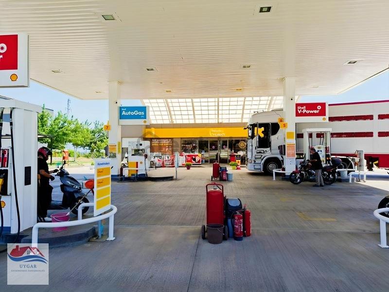 İzmir Bayındır Yol Üzerinde Akaryakıt İstasyonu - 3