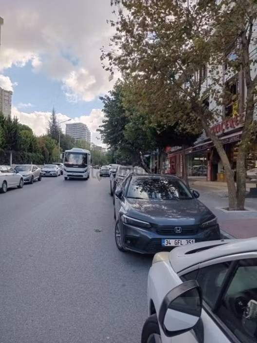 Esem Emlaktan Halkalı Kavaklı,da Cadde Üzerinde Acill )balkonlu - 2
